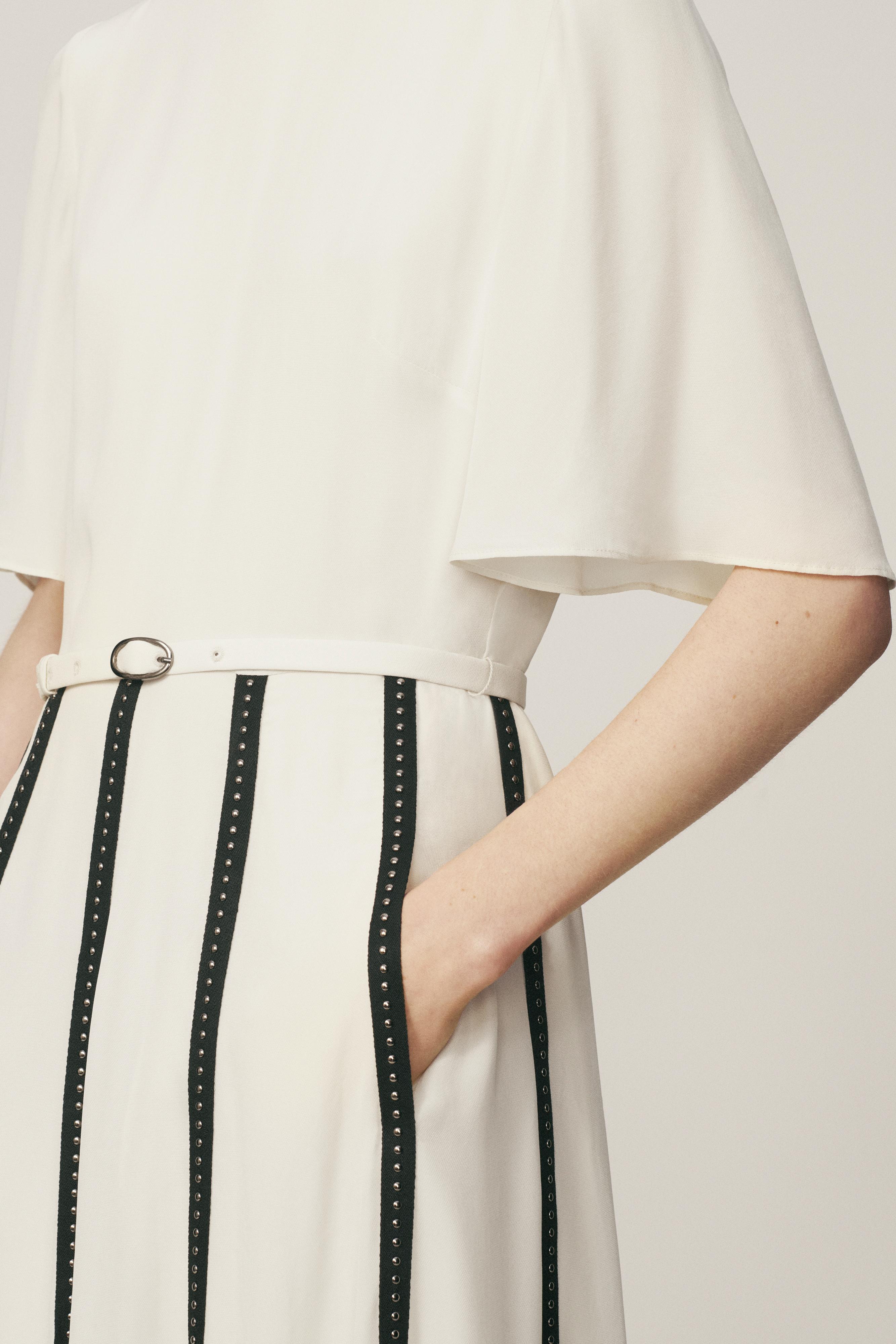 ROBE BRIDES ET CLOUS EN CONTRASTE - THE ITEM